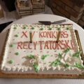 Na zdjęciu widoczny jest tort z napisem „XV Konkurs Recytatorski”.