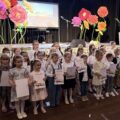 Grupowe zdjęcie przedszkolaków z dyplomami.
