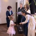 Na zdjęciu jedna z pań wręcza dziewczynce nagrodę.